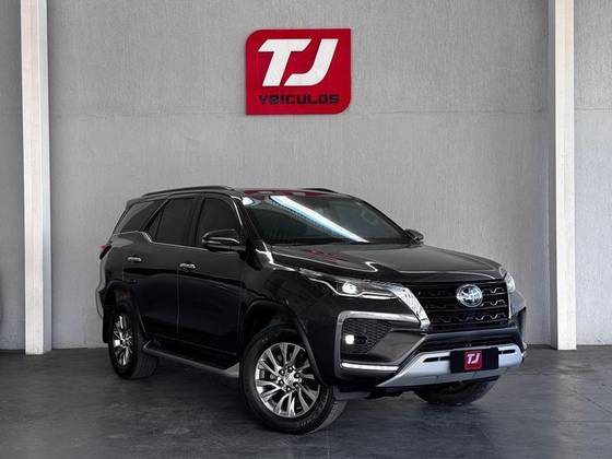 TOYOTA HILUX SW4 2.8 D-4D TURBO DIESEL SRX 7L 4X4 AUTOMÁTICO
